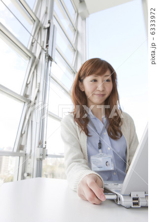 USBを挿すビジネスウーマン 6333972