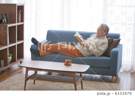 ソファーで読書をする中高年男性 6333979