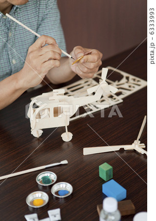 模型に色を塗る中高年男性の手元 6333993