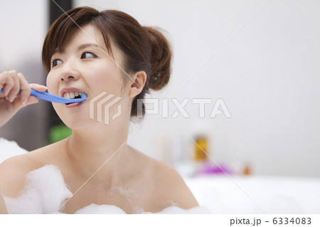 泡風呂に入って歯を磨く女性 6334083