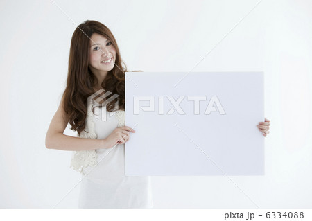 メッセージボードを持った笑顔の女性 6334088