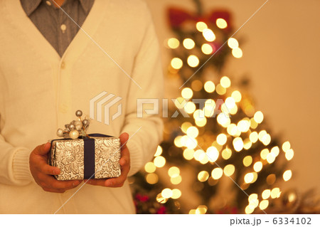 ギフトボックスを持っている男性の手元 6334102