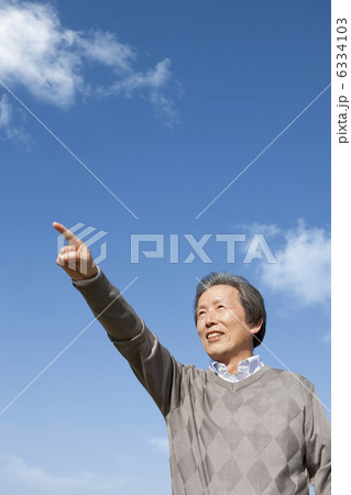 指を差す笑顔の中高年男性 6334103