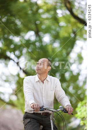 自転車に乗る中高年男性 6334145