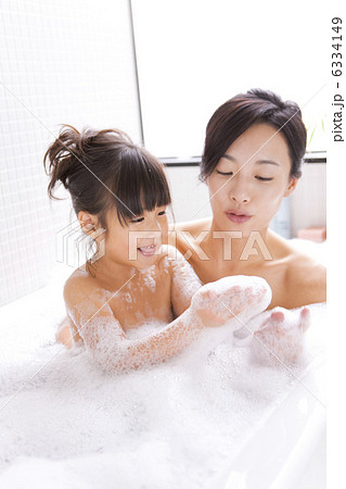 泡風呂の泡で遊ぶ母娘 6334149