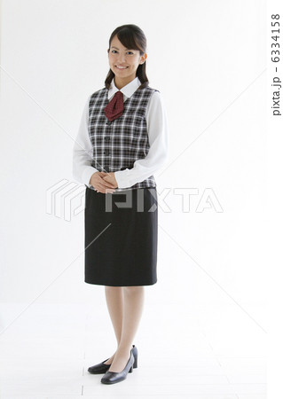 制服姿の笑顔の女性 6334158