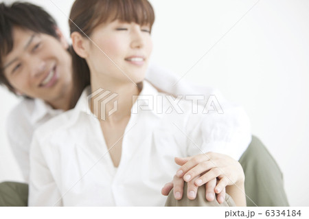 目を閉じる女性と笑顔の男性 6334184
