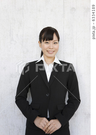 笑顔のビジネスウーマン 笑顔のビジネスウーマン 6334189