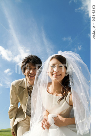 走り出そうとする新郎新婦 6334235