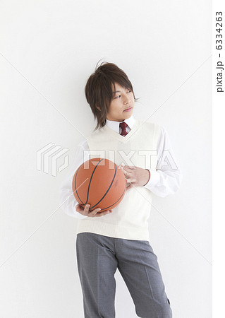 バスケットボールを持っている男子中高生 6334263