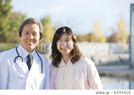 笑顔の女性患者と中高年男性医師 6334410