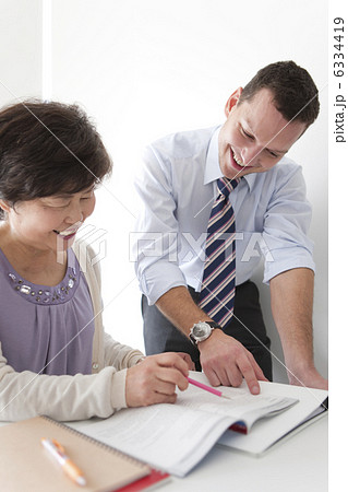 英会話を学ぶ中高年女性と先生 6334419