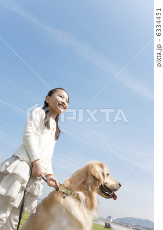 遠くを見ている女の子と犬 6334451