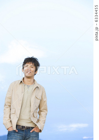 ポケットに手を入れている男性の写真素材