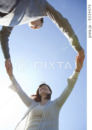 手をつなぐ笑顔の中高年夫婦 6334474