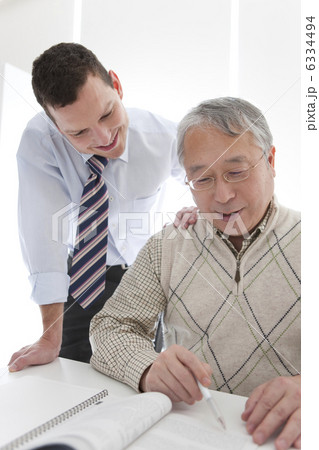 英会話を学ぶ中高年男性と先生 英会話を学ぶ中高年男性と先生 6334494