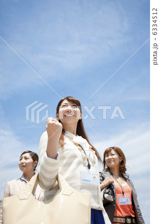 空を見上げる笑顔のビジネスウーマン3人 6334512