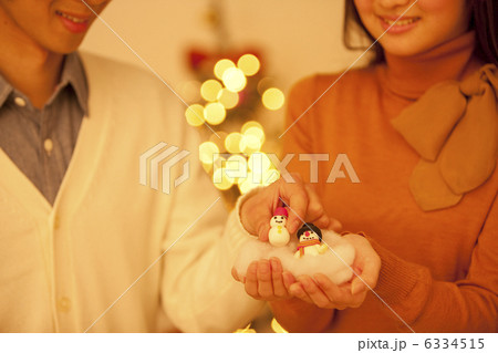 雪だるまの人形を手にとる男性 雪だるまの人形を手にとる男性 6334515