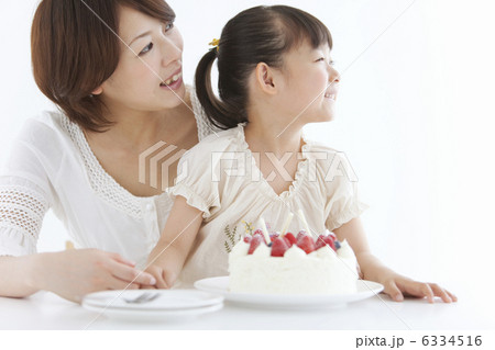 遠くを見ている親子とケーキ 遠くを見ている親子とケーキ 6334516