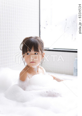 泡風呂に入浴する女の子の写真素材