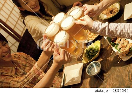 居酒屋で乾杯する若者グループ 居酒屋で乾杯する若者グループ 6334544