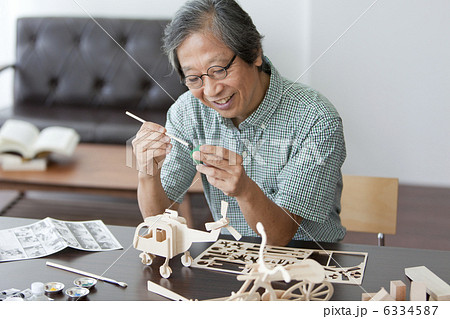 模型に色を塗る中高年男性 6334587