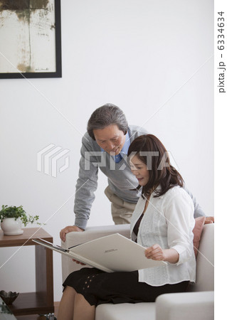 アルバムを見る笑顔の中高年夫婦 6334634