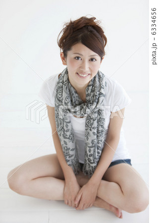 胡座をかいて座っている笑顔の女性 胡座をかいて座っている笑顔の女性 6334656