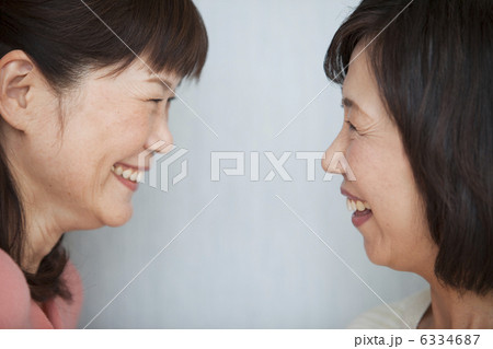 向き合う笑顔の中高年女性2人 6334687