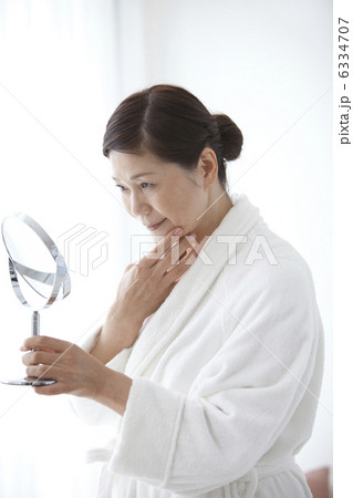 鏡を見ている中高年女性 鏡を見ている中高年女性 6334707