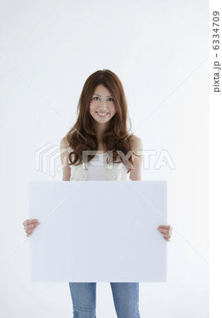 メッセージボードを持った笑顔の女性 6334709
