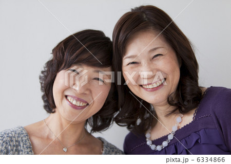 笑顔の中高年女性2人 6334866