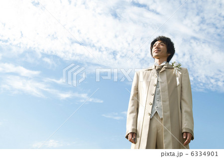 空を見上げる新郎 6334901