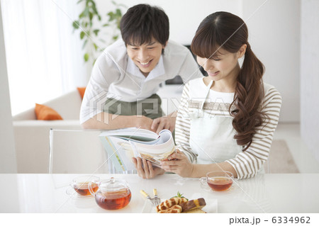雑誌を見ているカップル 雑誌を見ているカップル 6334962
