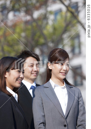 笑顔のビジネスウーマンとビジネスマン 6335016