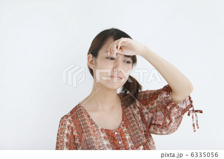 額に手をあてる女性 額に手をあてる女性 6335056