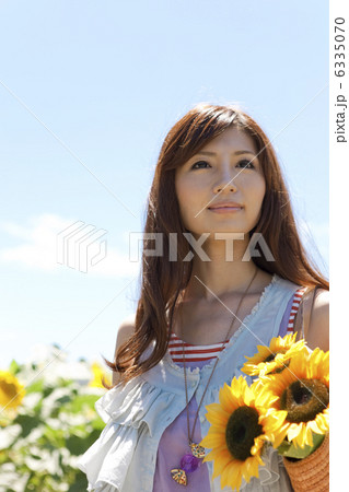 笑顔の女性とヒマワリ畑 6335070