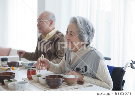 朝食を食べる笑顔の家族 6335073