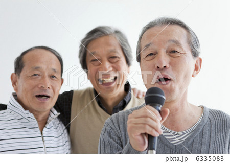 歌う中高年3人 歌う中高年3人 6335083