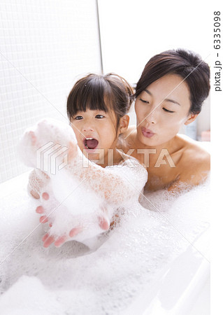 泡風呂の泡で遊ぶ母娘 6335098