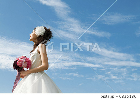 ブーケを持って空を見上げる新婦 6335136