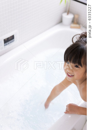 浴槽に手をつける女の子 浴槽に手をつける女の子 6335227