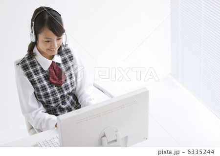 パソコンに向かっている制服姿の女性 6335244