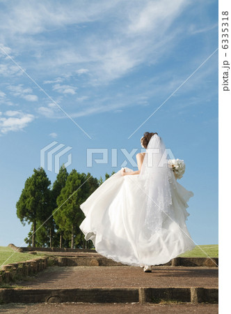 階段を駆け上がる新婦の後姿 6335318