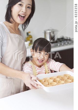 お菓子作りする親子 お菓子作りする親子 6335358