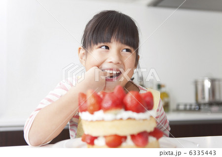 ケーキのクリームを舐める笑顔の女の子 ケーキのクリームを舐める笑顔の女の子 6335443