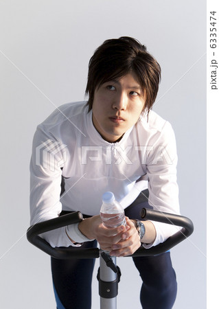 エアロバイクにもたれている男性 6335474