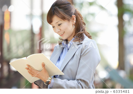 手帳を見るビジネスウーマン 6335481