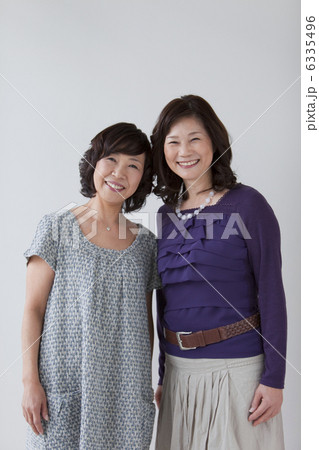 笑顔の中高年女性2人 笑顔の中高年女性2人 6335496