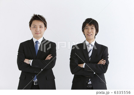 腕組みするビジネスマン2人 腕組みするビジネスマン2人 6335556